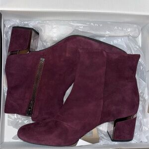 SOLD!!!!! Do not buy sold on another platform-DKNY women’s boots size 10